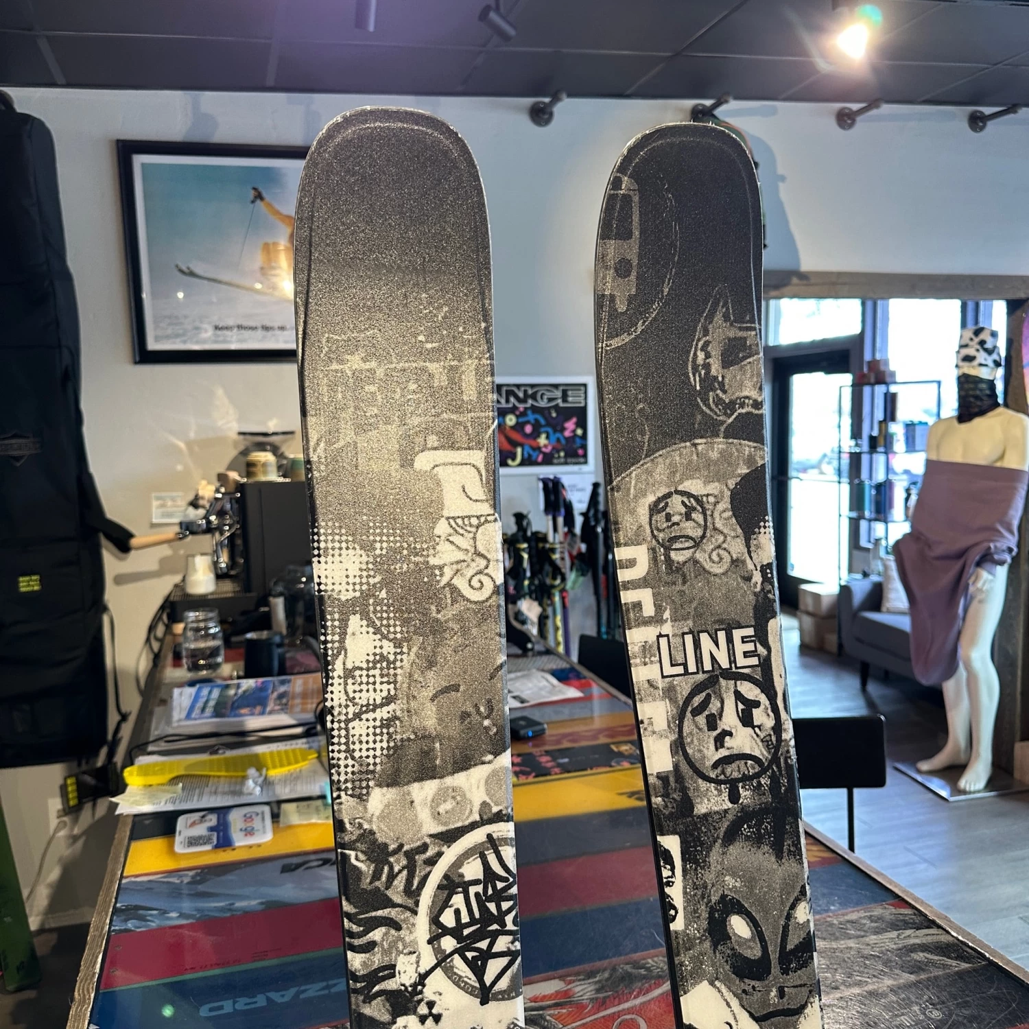 2025 LINE CHRONIC 101 (186cm) +MARKER GRIFFON 13 DEMO BINDINGS - USED - Image 4