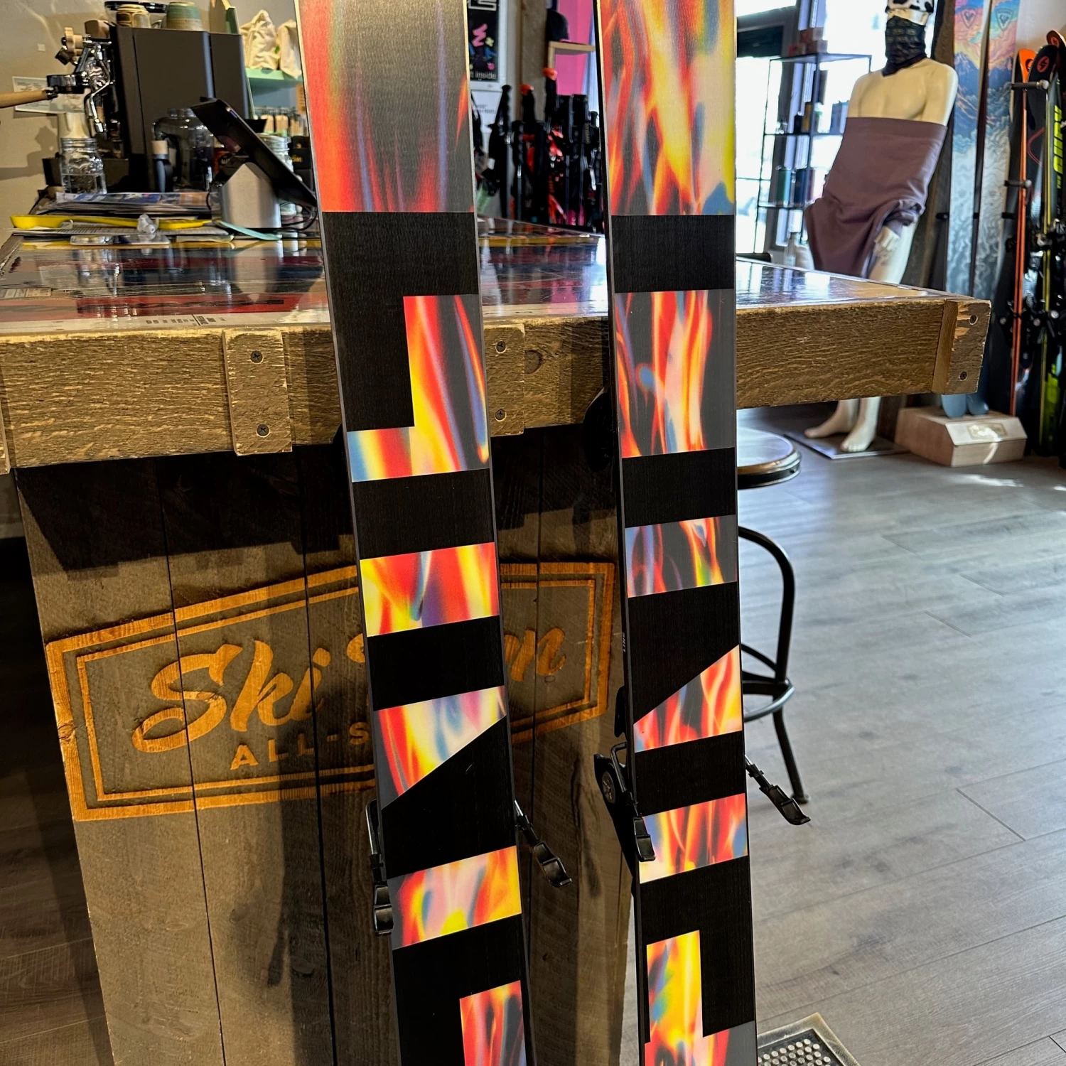 2025 LINE CHRONIC 101 (186cm) +MARKER GRIFFON 13 DEMO BINDINGS - USED - Image 3